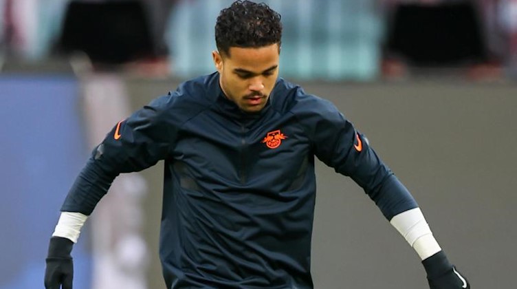 Justin Kluivert vom RB Leipzig wärmt sich vor einem Spiel auf. Foto: Jan Woitas/dpa-Zentralbild/dpa/Archivbild