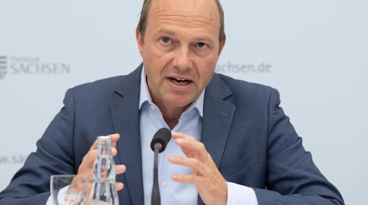 Wolfram Günther (Bündnis90/Die Grünen) spricht auf einer Pressekonferenz. Foto: Sebastian Kahnert/dpa-Zentralbild/dpa/Archivbild