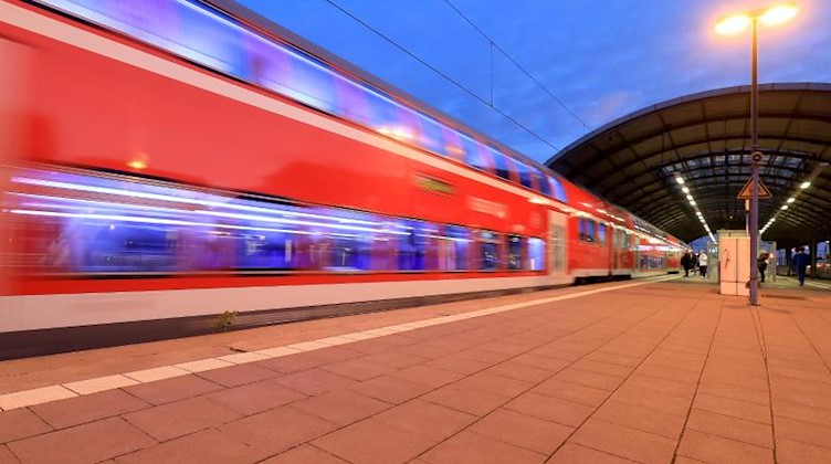 Ein Regionalzug im Hauptbahnhof von Halle/Saale. Foto: Peter Gercke/dpa-Zentralbild/dpa