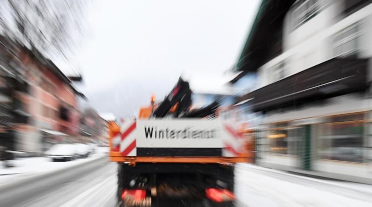 Der Winterdienst ist nach Schneefall auf den Straßen unterwegs. Foto: Angelika Warmuth/dpa/Archivbild