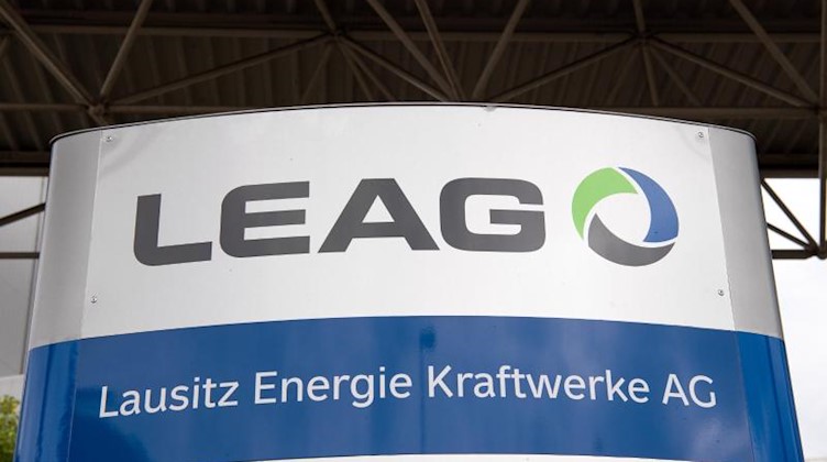 Am Eingang zum Gelände eines Braunkohle-Kraftwerkes steht der Schriftzug "Lausitz Energie Kraftwerke AG". Foto: Soeren Stache/dpa/Archivbild