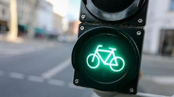 Eine Radfahrerampel in Leipzig leuchtet grün. Foto: Jan Woitas/dpa-Zentralbild/ZB/Archivbild