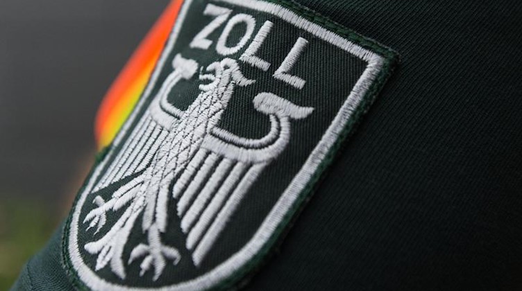 Das Wappen des Zolls ist am Ärmel eines Zollbeamten zu sehen. Foto: picture alliance / dpa/Symbolbild