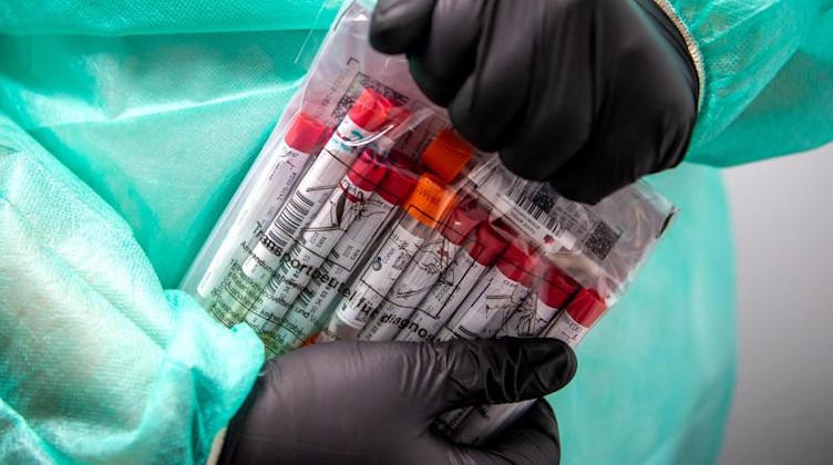 Proben für einen PCR-Test werden von einem Laboranten verpackt. Foto: Sina Schuldt/dpa/Symbolbild