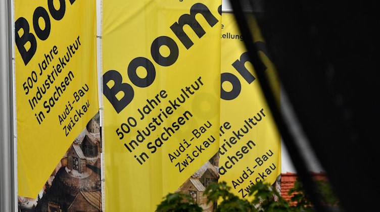 Fahnen zur Landesausstellung «Boom. 500 Jahre Industriekultur in Sachsen» stehen in Zwickau. Foto: Hendrik Schmidt/dpa-Zentralbild/ZB/Archivbild