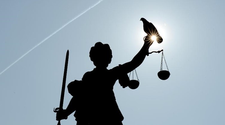 Eine Justitia-Figur steht unter freiem Himmel. Foto: Arne Dedert/dpa/Symbolbild