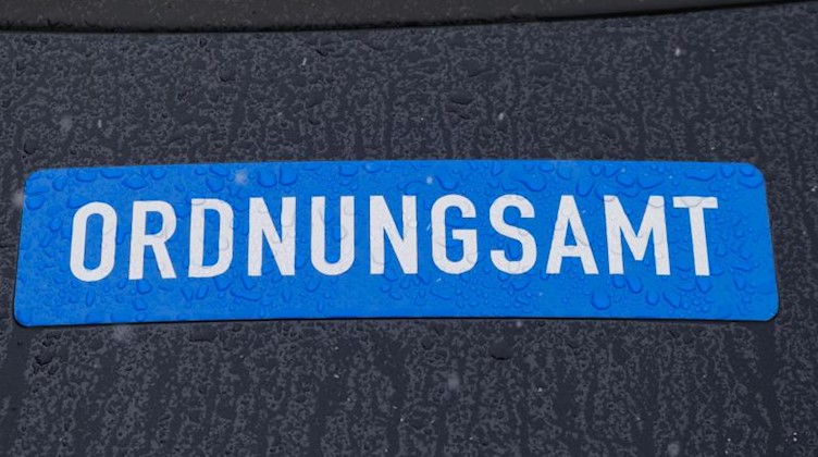 «Ordnungsamt» steht auf einem Auto eines Ordnungsamtes geschrieben. Foto: Ole Spata/dpa