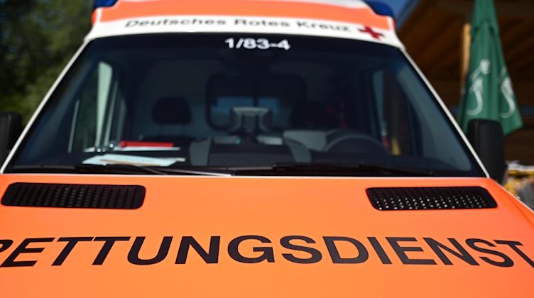 Ein Rettungswagen mit der Aufschrift "Rettungsdienst". Foto: Patrick Seeger/dpa