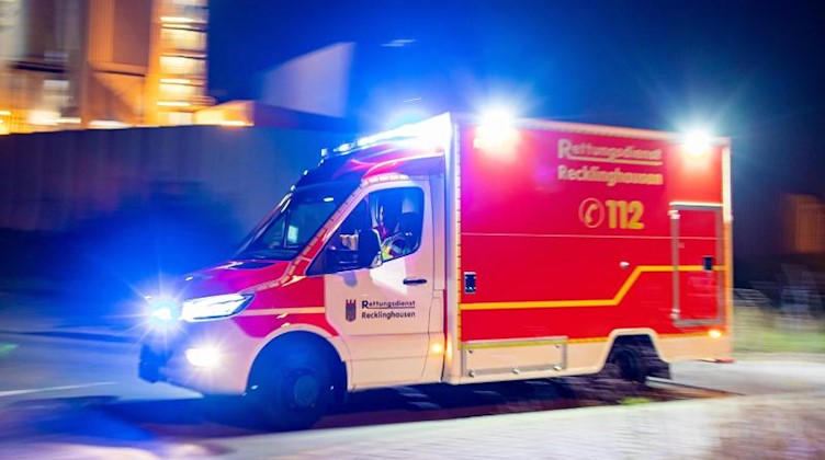Ein Rettungswagen der Feuerwehr fährt mit Blaulicht durch eine Straße. Foto: Marcel Kusch/dpa/Symbolbild