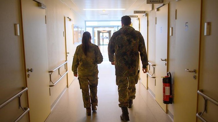 Soldaten des Sanitätsdienstes der Bundeswehr laufen im Städtischen Klinikum Görlitz über einen Flur. Foto: Robert Michael/dpa-Zentralbild/dpa/Archivbild