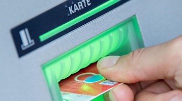 Im vergangenen Jahr manipulierten Kriminelle nach Angaben von Euro Kartensysteme bundesweit 152 Mal Geldautomaten, um an Daten von Bankkunden zu kommen. Foto: Fabian Sommer/dpa