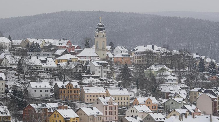 Verschneit sind die Dächer der Stadt im Erzgebirge mit der Friedenskirche. Foto: Robert Michael/dpa-Zentralbild/dpa