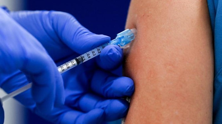 Eine Pflegerin wird gegen das Coronavirus geimpft. Foto: Hendrik Schmidt/dpa-Zentralbild/dpa/Archivbild