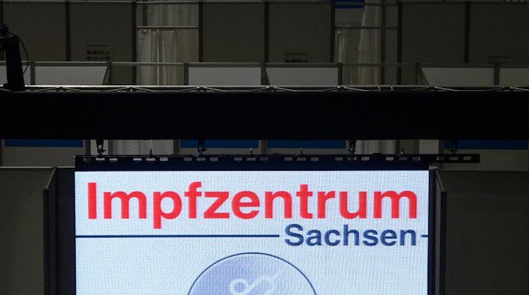 Blick auf die Impfkabinen im Impfzentrum in der Sachsen Arena. Foto: Robert Michael/dpa-Zentralbild/dpa/Symbolbild