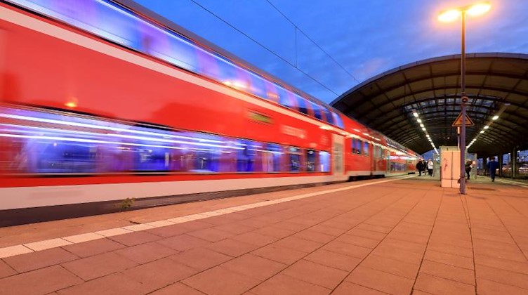 Ein Regionalzug fährt aus dem Hauptbahnhof in Halle/Saale. Foto: Peter Gercke/dpa-Zentralbild/dpa/Archivbild