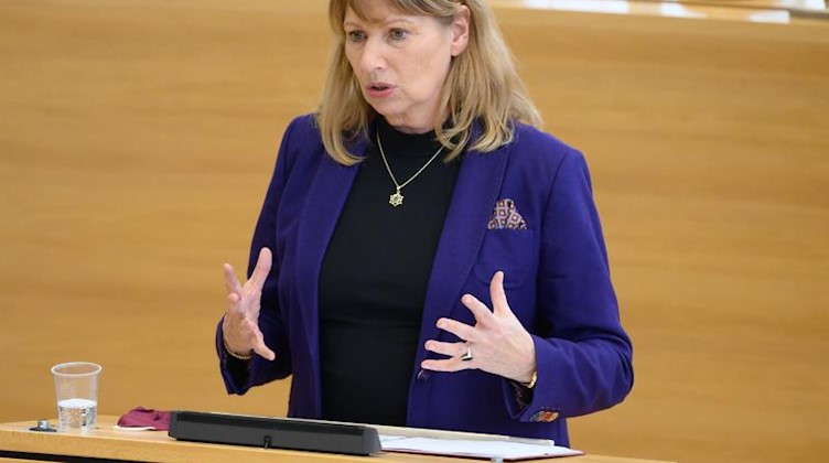 Sachsens Gesundheitsministerin Petra Köpping (SPD) spricht bei einer Landtagssitzung. Foto: Sebastian Kahnert/dpa-Zentralbild/dpa/Archivbild