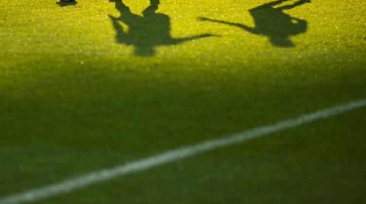 Zwei Spieler verfolgen einen Ball. Foto: picture alliance / Sophia Kembowski/dpa/Symbolbild