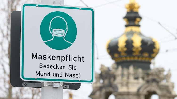 Ein Hinweisschild auf die Maskenpflicht in Dresden. Foto: Sebastian Kahnert/dpa-Zentralbild/dpa