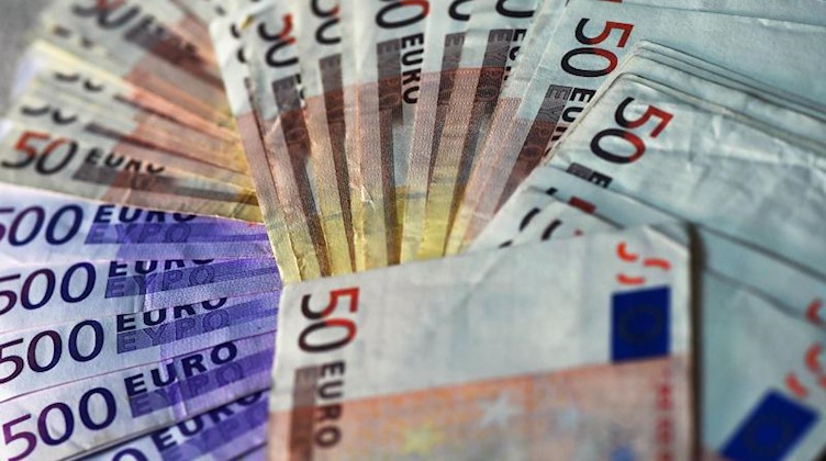 Euro-Banknoten liegen ausgebreitet auf einem Tisch. Foto: Jens Kalaene/dpa-Zentralbild/dpa