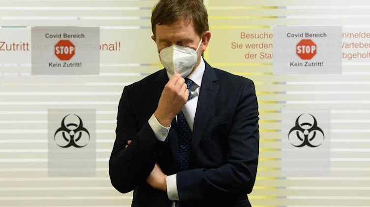 Michael Kretschmer (CDU), Ministerpräsident von Sachsen, steht auf einer Intensivstation. Foto: Robert Michael/dpa-Zentralbild/dpa