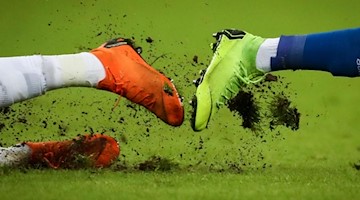 Der Spielbetrieb in den sächsischen Fußball-Ligen wird bis zum 28. Februar weiter ausgesetzt. Foto: Christian Charisius/dpa