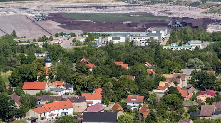 Blick auf das Dorf Pödelwitzm, das an den Tagebau Vereinigtes Schleenhain grenzt. Foto: Jan Woitas/dpa-Zentralbild/dpa