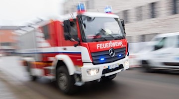 Ein Fahrzeug der Feuerwehr fährt durch die Innenstadt. Foto: Julian Stratenschulte/dpa/Symbolbild