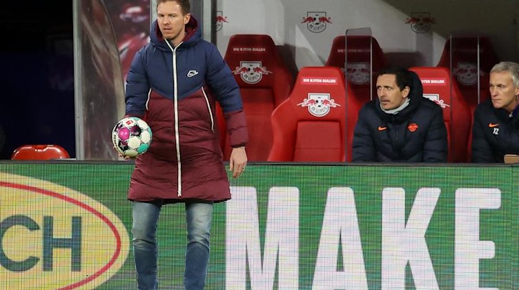 Leipzigs Trainer Julian Nagelsmann hebt einen Ball auf. Foto: Jan Woitas/dpa-Zentralbild/dpa