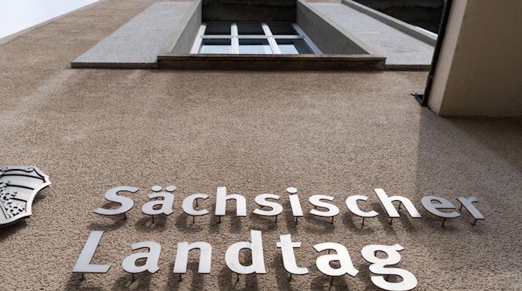Der Schriftzug Sächsischer Landtag ist zu sehen. Foto: Robert Michael/dpa-Zentralbild/dpa/Archivbild
