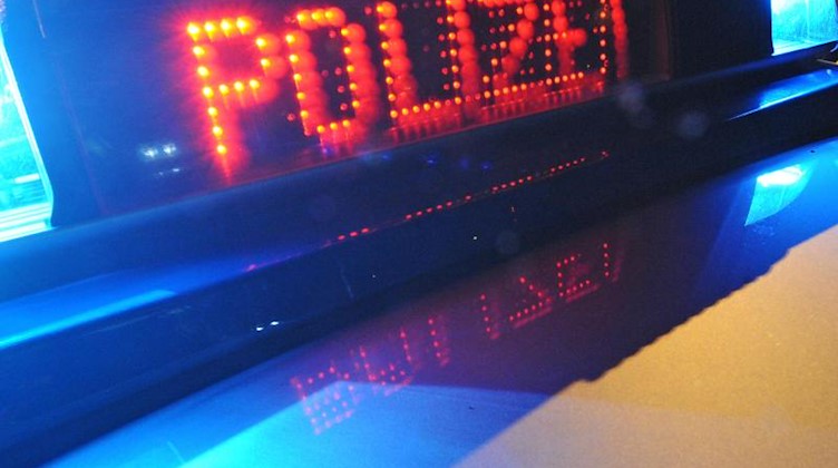 Die Aufschrift «Polizei» leuchtet auf einem Polizeifahrzeug. Foto: picture alliance / Patrick Seeger/dpa/Symbolbild