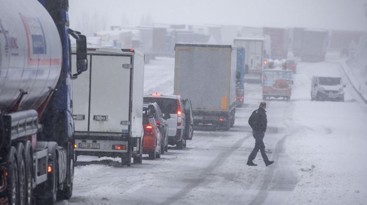 Fahrzeuge stehen auf der A72 bei Schnee im Stau. Foto: Bernd März/dpa
