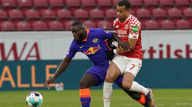 Dayot Upamecano aus Leipzig und der Mainzer Robin Quaison (l-r.) am Ball. Foto: Hasan Bratic/dpa