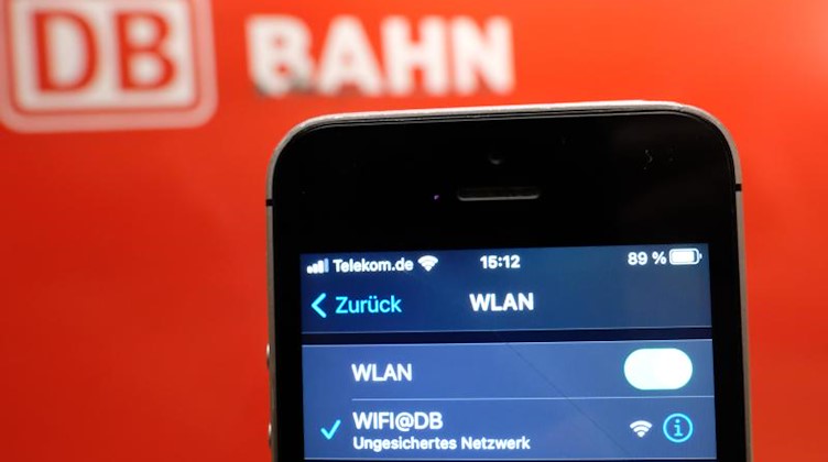 Auf einem Smartphone an einem S-Bahnhof wird das WLAN der Deutschen Bahn (DB) angezeigt. Foto: Sebastian Willnow/dpa-Zentralbild/dpa