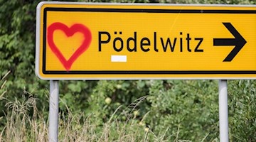 Jemand hat ein Herz auf den Wegweiser nach Pödelwitz gemalt. Foto: Jan Woitas/dpa-Zentralbild/dpa/Archivbild