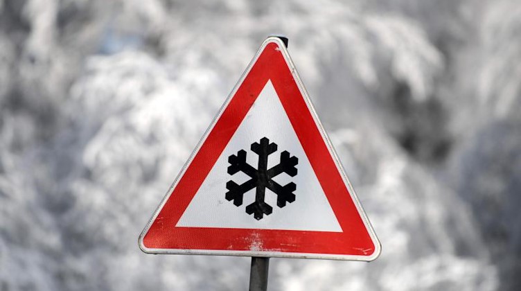 Ein Schild warnt vor winterlichen Straßenverhältnissen. Foto: picture alliance / dpa/Symbolbild