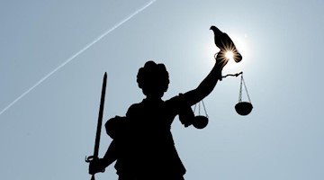 Justitia mit Sonne und Taube. Foto: Arne Dedert/dpa/Symbolbild