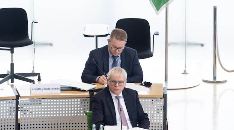 Hartmut Vorjohann (CDU, unten), Finanzminister von Sachsen, bei der Anhörung zum Doppelhaushalt. Foto: Sebastian Kahnert/dpa-Zentralbild/dpa