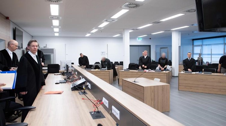 Richter Hans Schlüter-Staats (2.v.l) zu Prozessbeginn im Verhandlungssaal des Oberlandesgerichts. Foto: Sebastian Kahnert/dpa-Zentralbild/dpa