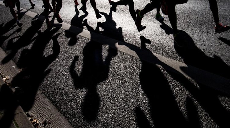 Teilnehmer eines Marathons. Foto: picture alliance / Christoph Schmidt/dpa/Symbolbild