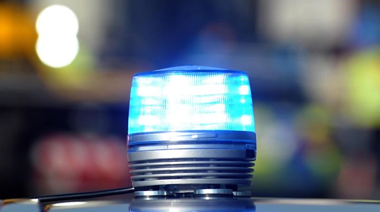 Das Blaulicht eines Streifenwagens der Polizei leuchtet. Foto: Stefan Puchner/dpa/Symbolbild/Archiv