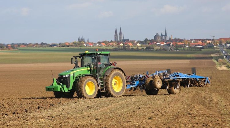 Ein Landwirt pflügt ein abgeerntetes Feld. Foto: Matthias Bein/dpa-Zentralbild/ZB/Symbolbild