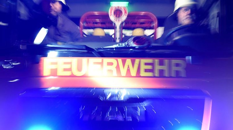 Feuerwehrmänner in einem Löschfahrzeug. Foto: Carsten Rehder/dpa/Symbolbild