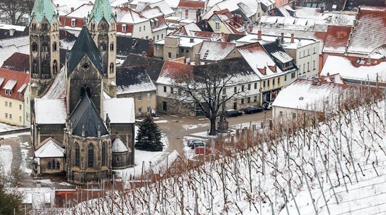 Blick auf eine verschneite Kleinstadt. Foto: Jan Woitas/dpa-Zentralbild/dpa/Symbolbild