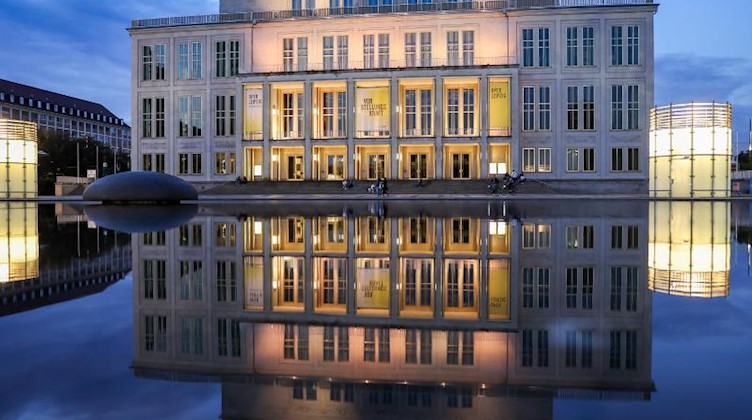 Die Oper spiegelt sich im Springbrunnen auf dem Augustplatz. Foto: Jan Woitas/dpa-Zentralbild/dpa/Archivbild