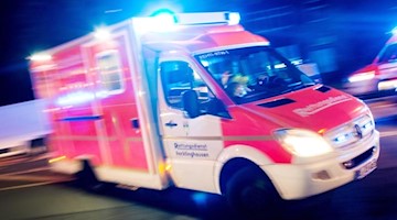 Ein Rettungswagen fährt mit Blaulicht durch eine Straße. Foto: Marcel Kusch/dpa/Symbolbild