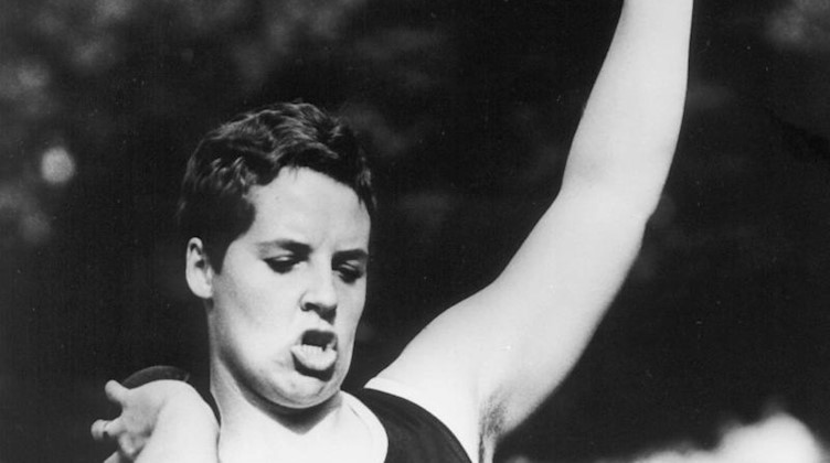 DDR-Meisterin, Weltrekordhalterin und Olympiasiegerin (1968) im Kugelstoßen, Margitta Gummel, bei einem Wettkampf. Foto: Zentralbild/dpa-Zentralbild/dpa