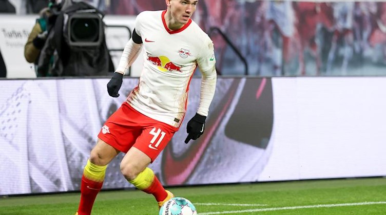 Leipzigs Spieler Dennis Borkowski am Ball. Foto: Jan Woitas/dpa/Archivbild