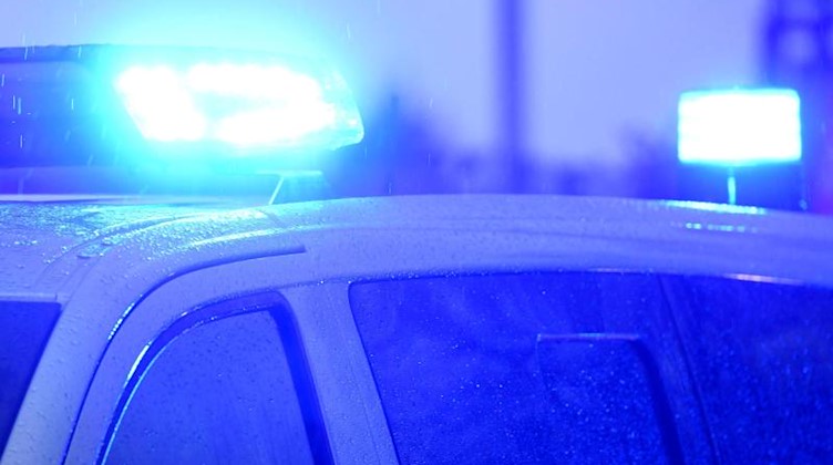 Ein Polizeiwagen mit eingeschaltetem Blaulicht. Foto: Carsten Rehder/dpa/Symbolbild