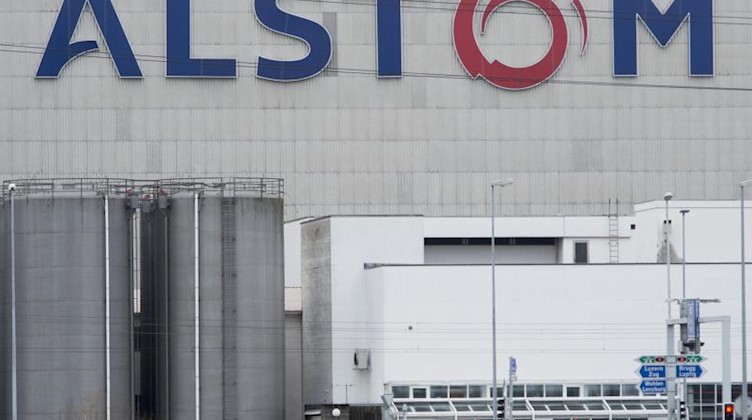 Der Namenszug des Zugherstellers Alstom prangt an einer Fabrik des Unternehmens. Foto: Urs Flueeler/KEYSTONE/dpa/Archivbild