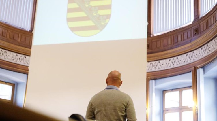 Der Angeklagte steht in einem Saal des Landgerichts Leipzig. Foto: Sebastian Willnow/dpa-Zentralbild/dpa/Archivbild